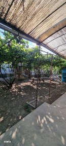 Casa cu 3 camere, anexe, curte si gradina