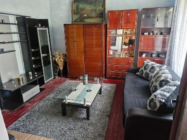 Casa cu 3 dormitoare, 2 bucatarii, baie,hol