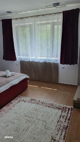 Inchiriez apartament la casa cu curte