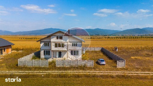 Vilă cu 14 camere la gri în Carpinis | COMISION 0% |