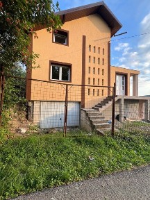 De vanzare casa zona pucioasa