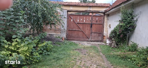 Casa în Zarnesti zona centrală, 2 camere, beci, anexe, teren 565 mp.