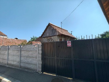 Casă bătrânească 2 camere, pod, beci mare și curte intimă 147mp