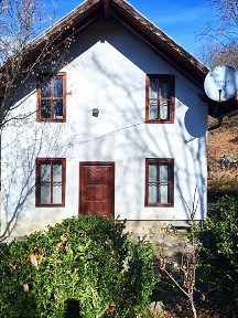 Casă de vânzare la marginea pădurii, într-o zonă turistică