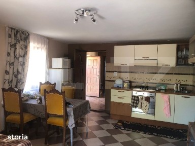 Doua case intr-o curte, teren 3700 mp, zona Supuru de Sus