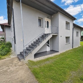 Casa completa la strada principala