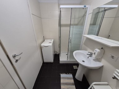 Inchiriez Apartament cu 1 camera tip Studio (mare) 45mp, terasa 7mp, lift și parcare interioara. Pe termen lung.