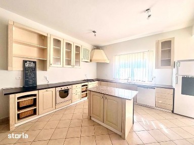 Casa de inchiriat, 4 dormitoare, 4 bai, birou, gradina.