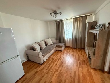 Închiriez apartament