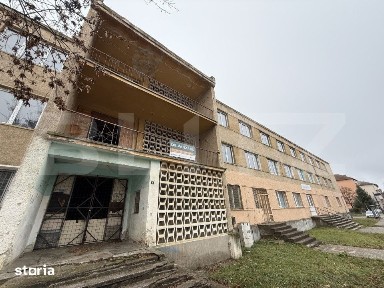 Bloc cu 2 etaje, aflat in zona centrala a orasului Cugir