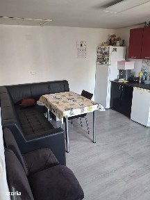 Casă cu 3 camere, curte