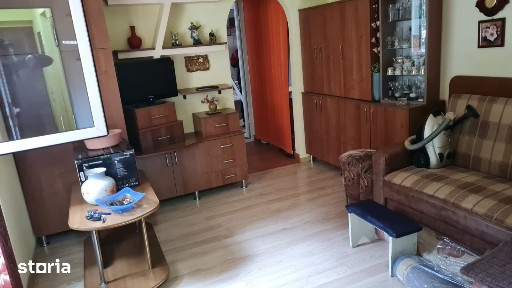 -Apartament 2 camere decomandat,et.3,pret 280 euro,zona Obcini