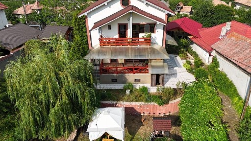Proprietate deosebita la E81 CASA D+P+1, Teren 1429 MP cu deschidere 28 MP + Doua Cai de acces, 2 Garaje, Anexe, Potențial Economic