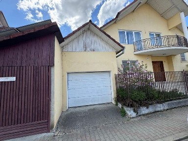 Vând casa cu etaj situată in zonă centrală