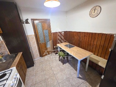 Apartament cu 4 camere de inchiriat in zona Dambovita