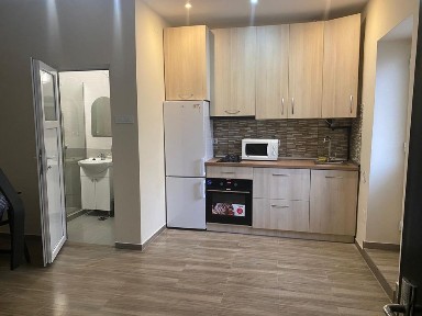 Inchiriez Apartament la casa 3 camere