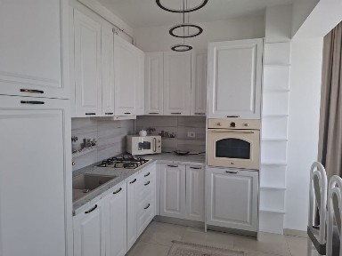 Închiriez apartament cu trei camere în bloc nou mobilat si utilat