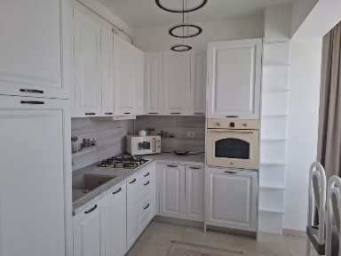 Închiriez apartament cu trei camere în bloc nou mobilat si utilat