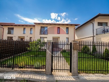 Duplex spațios cu 3 dormitoare, curte de 250 mp și parcare proprie.