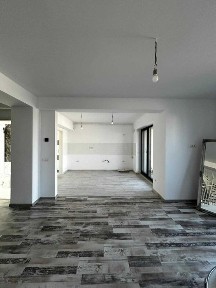 inchiriez casa tip duplex cu locuri de parcare si curte