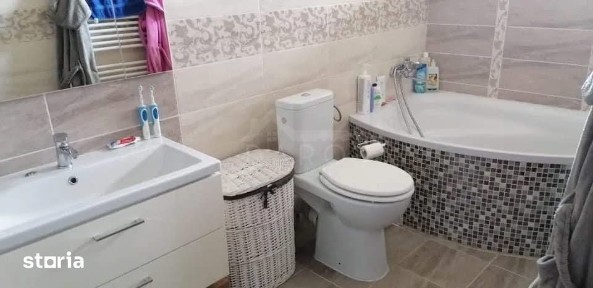 Închiriez apartament 2 camere + loc de parcare