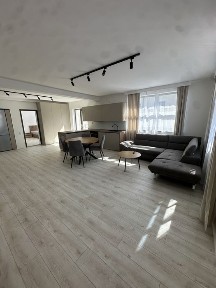 Inchiriez apartament la casa