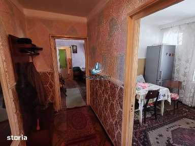 Apartament 3 camere semidecomandat cu 1 baie si 2 balcoane situat la e