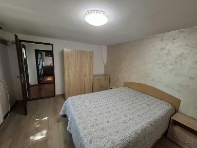 Închiriez garsonieră modernă și spațioasă la curte