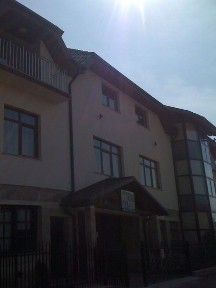Cladire cu 12 Garsoniere, Apartamente si sala pentru aniversari