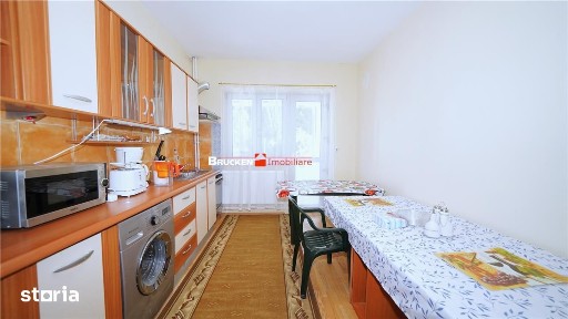 Apartament cu terasa, curte si parcare, intr-o zona linistita de case