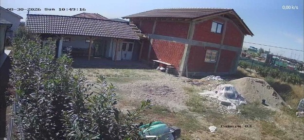 Casa Fughiu in rosu cu terasa si imprejmuire