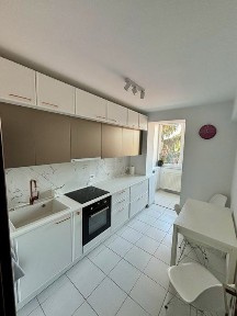 Inchiriez apartament modern cu 2 camere, locatie centrala, parcare inclusa