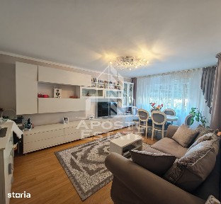 Apartament de vanzare cu 3 camere si 2 bai, decomandat, zona Lipovei