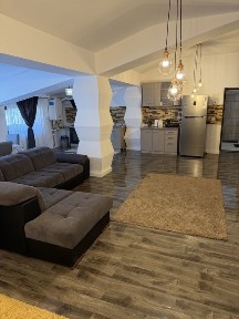 De vânzare Apartament cu 3 camere, terasă generoasă și 3 locuri de parcare - zona 1 Mai, Lidl