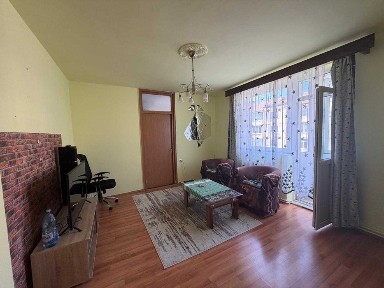 Vand apartament 3 camere - etaj 3 - balcon - cartier Hipodrom - zona Cedonia