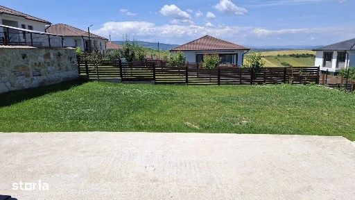 Casa individuala, semifinisata, cu CF, Dezmir!