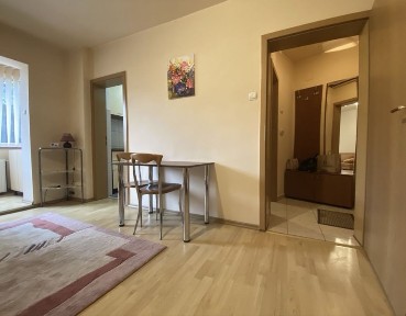 Proprietar inchiriez garsoniera etaj 1 in Racadau, in bloc de apartamente