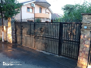 vand casa 2 corpuri-spatioasa pretabil 2 familii