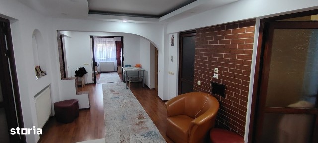 Apartament 4 camere la str.Primaverii+spatiu amenajat separat