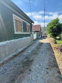De vânzare 2 case mobilate în aceeași curte - CÂLNIC
