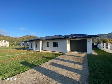 Vanzare - Casa in stil mediteranian cu garaj si 8 ari de teren