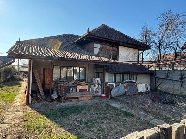 Vind casă, curte, anexe