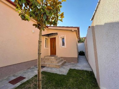 Inchiriez CASA 2 CAMERE SINGUR IN CURTE in Oradea zona centrala str. DELAVRANCEA