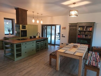 Casa Breaza, stil norvegian (Adunati), 3 ani vechime, din lemn masiv, teren 3865mp, piscina incalzita, sera sticla anexata casei, magazie
