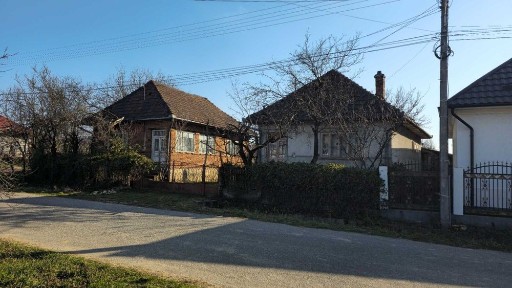 Casa de vanzare, cu suprafa de 85m², din caramida cu 2 intrari separate, curte, gradina si teren arabil de 6700m² in Comuna Napradea, Judetul Salaj