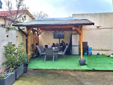 Proprietar, fara comision | Parter la curte, zona centrala | 3 camere, 77 mp | Curte cu foisor | Parcare