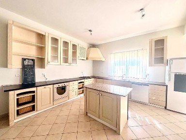 Casa de inchiriat, 5 dormitoare, 4 bai, birou, gradina si garaj dublu.