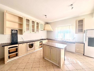 Casa de inchiriat, 5 dormitoare, 4 bai, birou, gradina si garaj dublu.