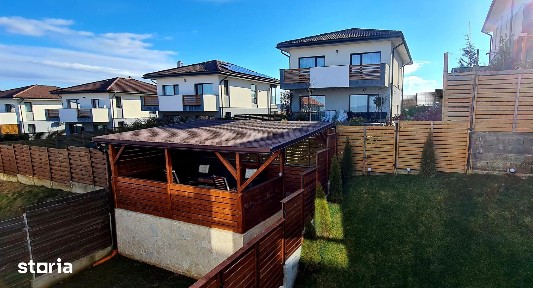 Duplex cu panoramă spectaculoasă, curte privată, foișor și garaj dublu