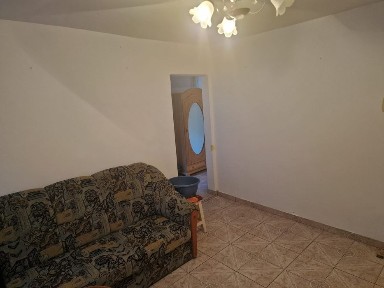 Ap 2 Cam Posta Maratei 42mp parter circular mobilat semirenovat